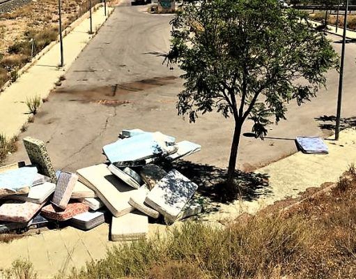 La Policía Local de Elda, identifica al responsable del abandono de más de 100 colchones Noticias Elda - Identificado el responsable del abandono de más de 100 colchones