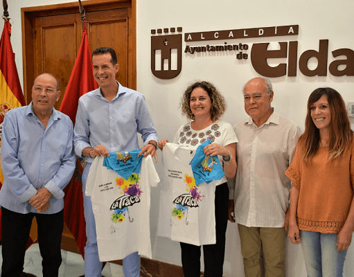 La Cofradía de los Santos Patronos de Elda, obsequia las camisetas de la traca, a la pregonera y al alcalde