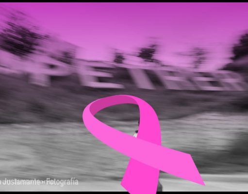 Petrer se ilumina de rosa por el Día internacional de la lucha contra el cáncer de mama