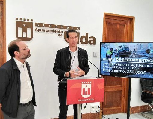 El Ayuntamiento de Elda destina 250.000 euros para el reasfaltado de 30 calles El alcalde de Elda Rubén Alfaro Bernabé y el concejal de Obras e Inversiones.