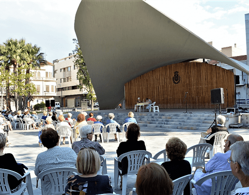 La Semana del Mayor comienza con chocolatada y teatro en la Plaza Castelar de Elda