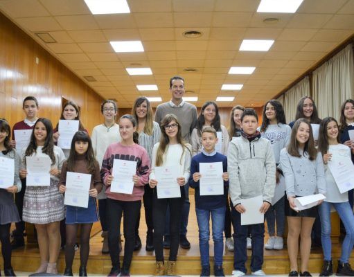 El Ayuntamiento de Elda recibe a los niños y niñas que han sido reconocidos con el Premio Extraordinario al Rendimiento Académico