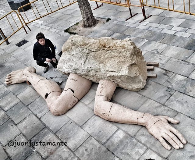 Monumento en Elda a las víctimas eldenses en los campos de concentración nazis