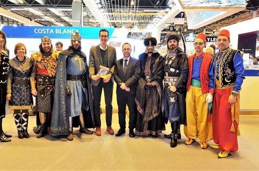 Los Moros y Cristianos de Elda presentaron en Fitur el folleto promocional de su 75 aniversario