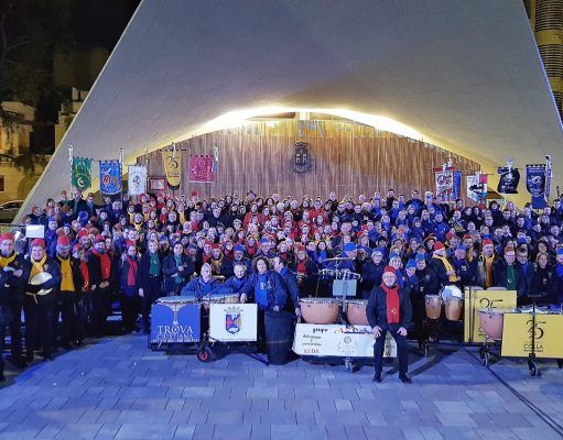 Desfile de collas en Elda, iniciando la Media Fiesta y el 75 aniversarios de los Moros y Cristianos