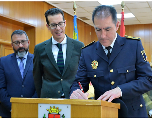 El nuevo Comisario Principal de la Policía Local de Elda, Francisco Cazorla, toma posesión de su cargo Francisco Cazorla Comisario Principal de la Policía Local de Elda