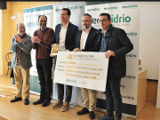 Elda recibe un premio por ser la ciudad que más vidrio recicla durante las fiestas de Moros y Cristianos La Reconquista del Vidrio