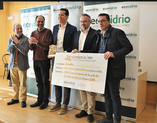 Elda recibe un premio por ser la ciudad que más vidrio recicla durante las fiestas de Moros y Cristianos La Reconquista del Vidrio