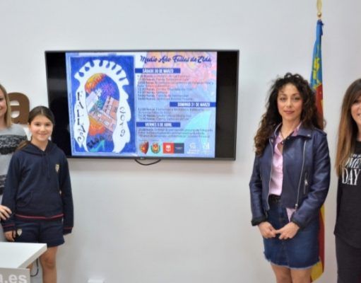 La niña Valeria Navarro, ganadora del concurso de carteles del Medio Año Fallero
