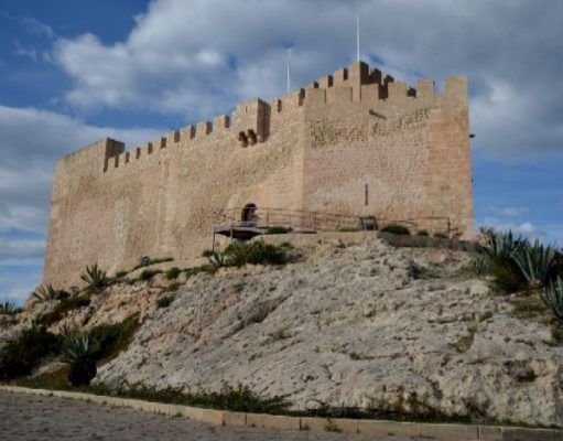 Petrer se “conecta con el planeta” apagando las luces del castillo-fortaleza