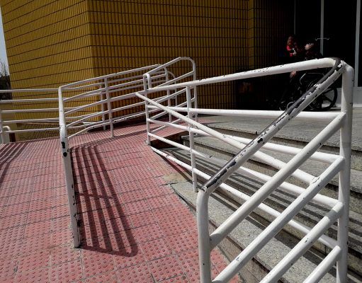 Sanidad adjudica la accesibilidad de la entrada principal del Hospital de Elda Obra de mejora de accesibilidad al Hospital de Elda