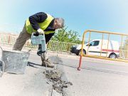 El Ayuntamiento de Elda inicia los trabajos de reparación de la calzada del Puente del Centro Excursionista Eldense Reparación puente CEE Elda
