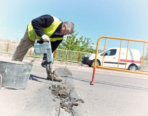 El Ayuntamiento de Elda inicia los trabajos de reparación de la calzada del Puente del Centro Excursionista Eldense Reparación puente CEE Elda