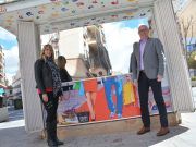 El Quiosco de Sagasta renueva su pared para promocionar los productos turísticos de Elda pared con la mitad inferior formada por la imagen del Día 37 y en la parte de arriba un espejo