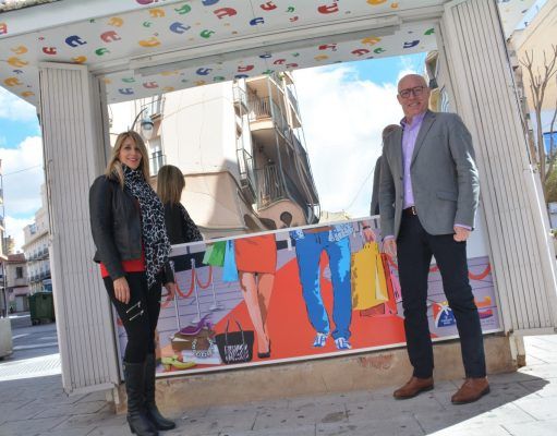 El Quiosco de Sagasta renueva su pared para promocionar los productos turísticos de Elda pared con la mitad inferior formada por la imagen del Día 37 y en la parte de arriba un espejo