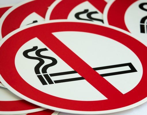 Sanidad intensifica la inspección para velar por el cumplimiento de la Ley que prohíbe fumar en centros educativos, sanitarios, bares y restaurantes Prohibido fumar