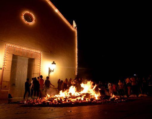 La Foguera de Sant Antoni iluminará esta noche el cielo de Petrer Foguera de Sant Antoni en Petrer