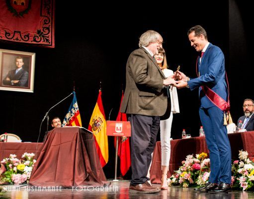 La vara de Azaña, entregada en Elda, por Vox al alcalde socialista Rubén Alfaro, es la protagonista de la prensa y las Redes. Vara Azaña - Vox - Psoe - Elda Rubén Alfaro Bernabé