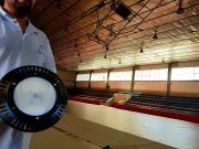 Comienzan los trabajos de modernización de la iluminación del Pabellón Juan Carlos Verdú de Elda.