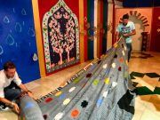 Valla gigante de ganchillo en el Castillo de Petrer para celebrar el paso de la Vuelta a España y activa un operativo especial de tráfico Valla gigante de ganchillo en Petrer durante la Vuelta Ciclista a España 2019