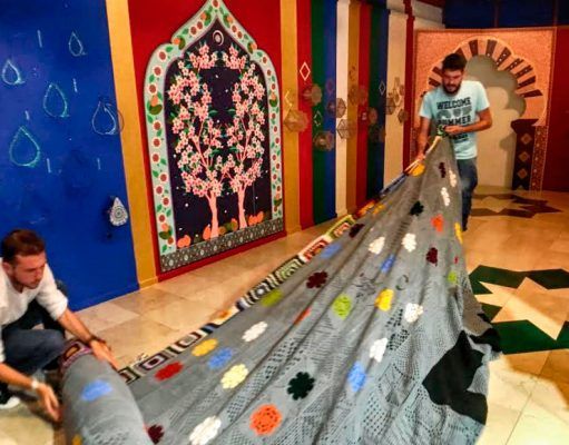 Valla gigante de ganchillo en el Castillo de Petrer para celebrar el paso de la Vuelta a España y activa un operativo especial de tráfico Valla gigante de ganchillo en Petrer durante la Vuelta Ciclista a España 2019