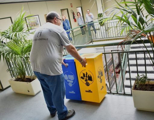 Petrer incrementa la recogida selectiva en los contenedores de papel y plástico en un 20% Contenedores ligeros reciclaje Petrer