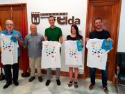 La Cofradía de los Santos Patronos y la Comisión de la Traca y los Globos, obsequian a Rubén Alfaro y Miguel Barcala, con la camiseta y pañuelo personalizado para correr La Traca en Elda El alcalde de Elda y el pregonero de las Fiestas Mayores reciben su camiseta y pañuelo
