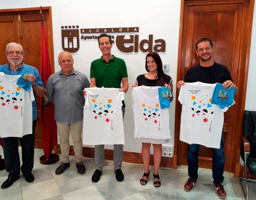 La Cofradía de los Santos Patronos y la Comisión de la Traca y los Globos, obsequian a Rubén Alfaro y Miguel Barcala, con la camiseta y pañuelo personalizado para correr La Traca en Elda El alcalde de Elda y el pregonero de las Fiestas Mayores reciben su camiseta y pañuelo