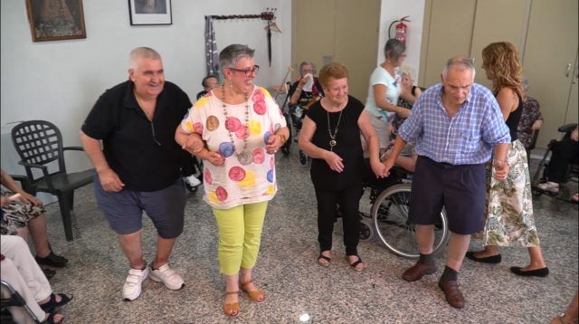 Maribel Galvañ durante una sesión de biodanza - La Molineta