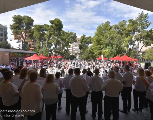 «Día Internacional de los Mayores» en la Plaza Castelar de Elda, más de 500 personas de toda la provincia, junto a Cruz Roja lo celebran
