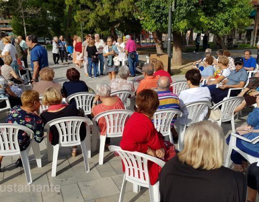 Arranque de La Semana de las Personas Mayores, con una chocolatada en la Plaza Castelar