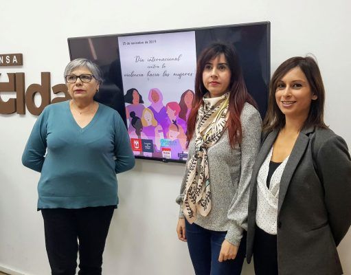 Elda se suma al ‘Día Internacional contra la Violencia hacia las Mujeres’ con un programa de charlas, talleres, exposiciones y representaciones teatrales Alba García, concejala de Igualdad y Mujer, junto a Silvia Ibáñez, concejala de Empleo, y María Salud Corbí, de Mujeres Vecinales