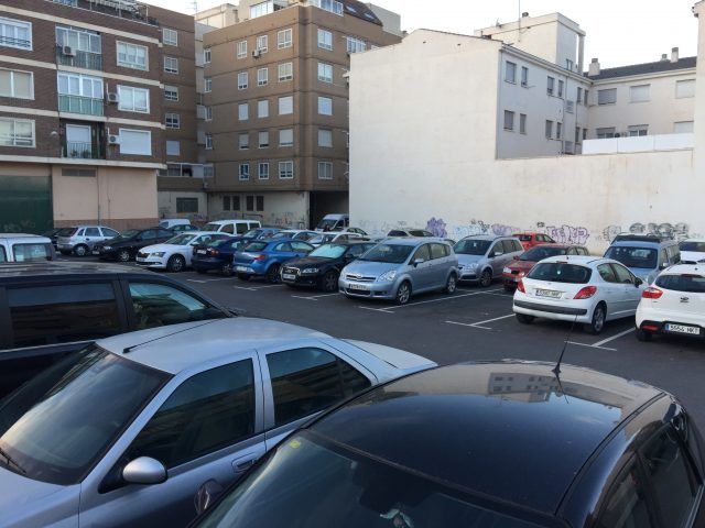 Parking de la calles Pintor Zurbarán con Elche, en Petrer