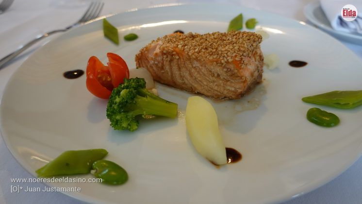 lomo de salmón noruego con verduritas y soja
