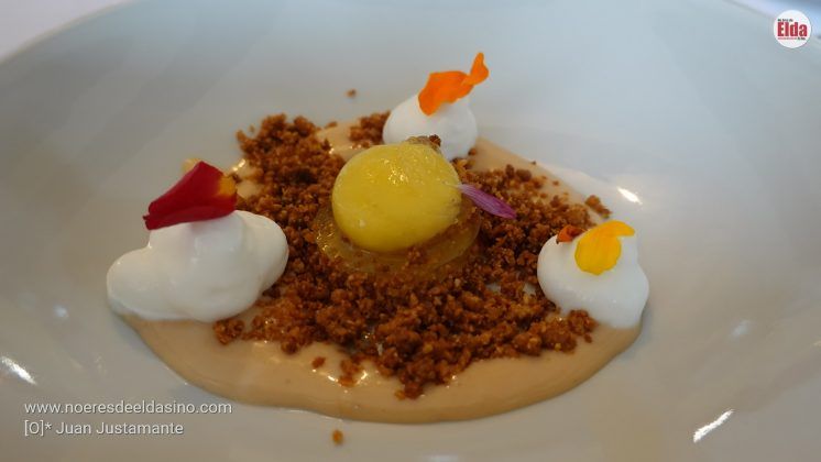 Espuma de yogur y esferificación de mango