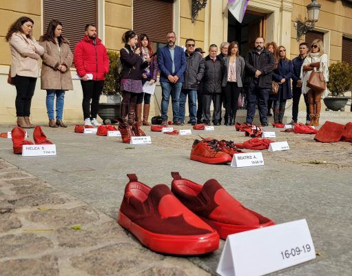 El Ayuntamiento de Elda se suma a los actos del Día contra la Violencia Machista con la lectura de un manifiesto y la exposición ‘Zapatos Rojos’ Elda 25-N 2019