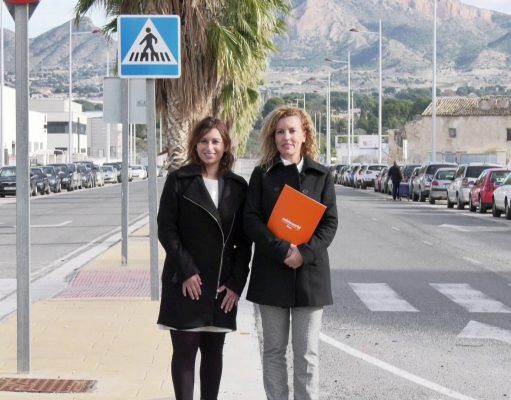 Cableworld lleva la fibra óptica a los polígonos Finca Lacy y Campo Alto Silvia Ibáñez, concejala de Industria, y Beatriz Miralles, directora general de Cableworld