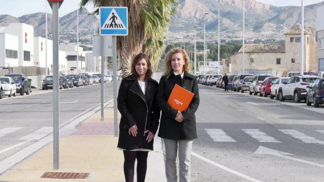 Silvia Ibáñez, concejala de Industria, y Beatriz Miralles, directora general de Cableworld