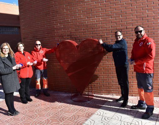 Petrer instala dos contenedores en forma de corazón para recoger tapones a beneficio de Cruz Roja Corazón para recoger tapones a beneficio de Cruz Roja