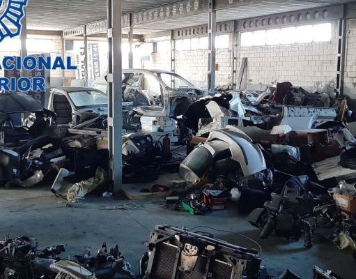 Cae en Petrer una banda, por el robo de coches para desmontarlos y modificarlos, para venderlos después Almacén vehículos desguazados en Petrer