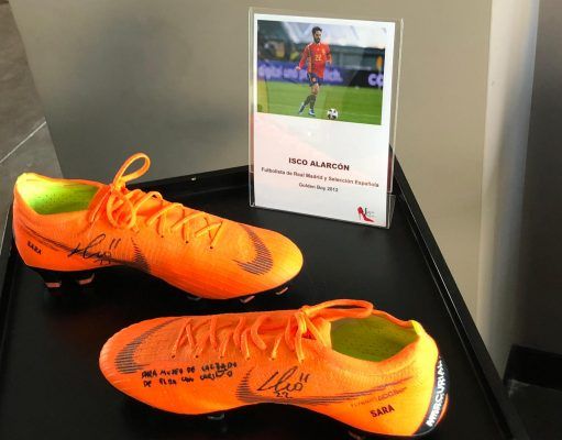 El coleccionista Vicen Muñoz ha donado al Museo del Calzado de Elda calzado de los balonmanistas Lara González, Raúl Entrerríos, Víctor Tomás y Nikola Karabatic, y del futbolista del Real Madrid Isco Alarcón Museo del Calzado de Elda