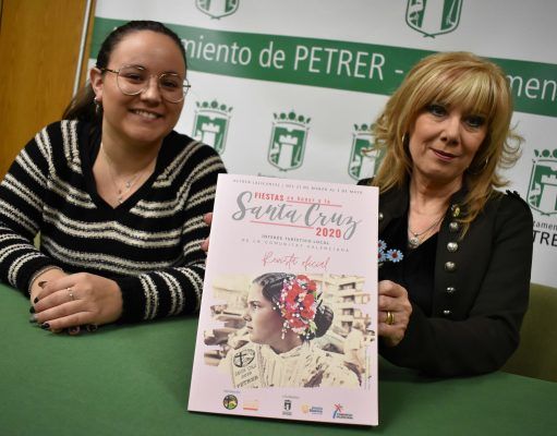 Presentada la revista de las Fiestas de la Santa Cruz 2020 con un guiño a las reinas infantiles y a la recuperación del traje regional en su portada revista de las Fiestas de la Santa Cruz 2020