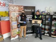 La Policía Local de Elda sigue recibiendo material sanitario como muestra de solidaridad y apoyo de ciudadanos, comercios y empresas La última donación de material ha corrido a cargo de las empresas Publiby y Fitnetwork