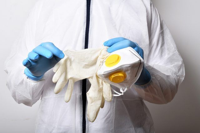 Una clínica dental y una farmacia de Elda donan mascarillas, guantes y dispensadores de gel a la Policía Local Una clínica dental y una farmacia de Elda donan mascarillas, guantes y dispensadores de gel a la Policía Local