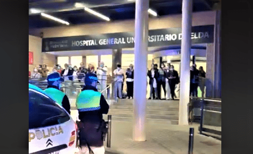 La Policía Local de Elda y la Policía Nacional llevan los aplausos de los eldenses al Hospital General de Elda Petrer La Policía Local de Elda y la Policía Nacional llevan los aplausos de los eldenses al Hospital General de Elda Petrer