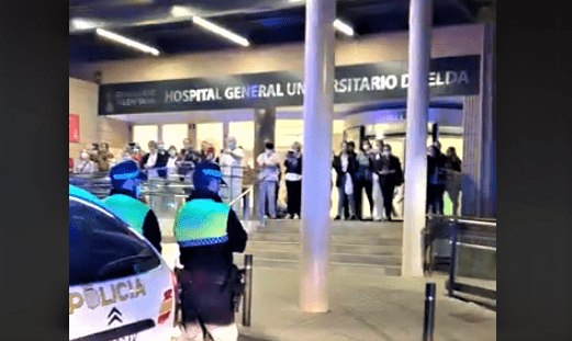 La Policía Local de Elda y la Policía Nacional llevan los aplausos de los eldenses al Hospital General de Elda Petrer La Policía Local de Elda y la Policía Nacional llevan los aplausos de los eldenses al Hospital General de Elda Petrer