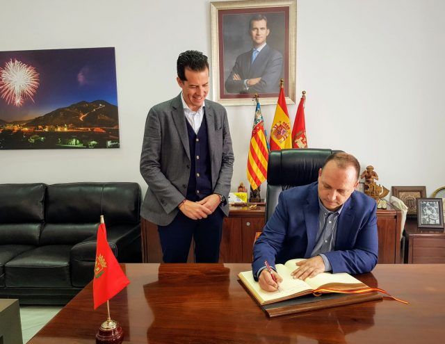 El alcalde Rubén Alfaro Bernabése ha reunido con el conseller de Vivienda y Arquitectura Bioclimática, Rubén Martínez Dalmau El alcalde Rubén Alfaro Bernabé se ha reunido con el conseller de Vivienda y Arquitectura Bioclimática, Rubén Martínez Dalmau