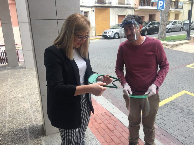 Pantallas faciales para el personal del comercio local de Petrer