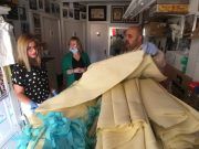 Un diseñador y modistas de Petrer cambian la confección de trajes de Moros y Cristianos por batas y mascarillas para hospitales Confección de batas y mascarillas para hospitales