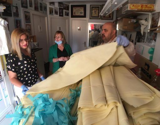 Un diseñador y modistas de Petrer cambian la confección de trajes de Moros y Cristianos por batas y mascarillas para hospitales Confección de batas y mascarillas para hospitales